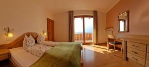 コルドラノにあるLangstein Bio Urlaub & Genussのベッドルーム1室(ベッド1台、デスク、窓付)