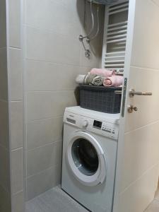y baño pequeño con lavadora y secadora. en Apartman Valerija, en Doboj