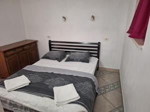 1 dormitorio con 2 camas y tocador de madera en Forteca home, en Perast