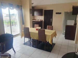 a kitchen with a table and chairs and a kitchen with a view at DESPARTAMENTO DISFRUTA in Manta