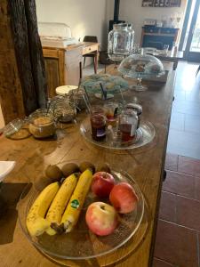 dos platos de fruta en una encimera de madera en Bed & Breakfast Perbos 1556, en Labastide-Clairence