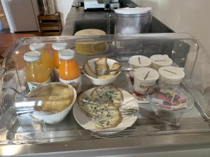 un plateau en plastique rempli de différents types de denrées alimentaires dans l'établissement Bed & Breakfast Perbos 1556, à Labastide-Clairence