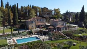Bazén v ubytování Chimera Tuscany Resort nebo v jeho okolí