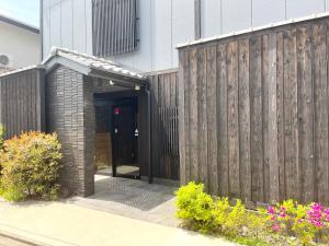 京都Guest One More Heart at Higashi Otowa的建筑前的木栅栏