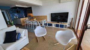 sala de estar con sofá blanco y TV en Súper Mar Azul en Salou, en Salou