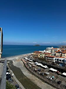 an aerial view of a beach with cars and buildings at Casa di Maria in Diamante