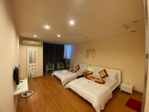 um quarto de hotel com duas camas e uma televisão em Phú Gia Hotel em Ho Chi Minh