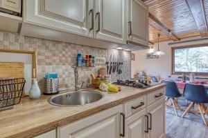 Kuchyň nebo kuchyňský kout v ubytování Rozi's Riverside Cottage - Happy Rentals