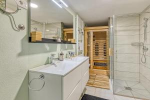 bagno con lavandino bianco e doccia di Rozi's Riverside Cottage - Happy Rentals a Osilnica