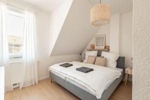 - une chambre avec un lit et une grande fenêtre dans l'établissement Premium Apartment - Ausblick - Kamin - Balkon - Smart TV - Kaffeevollautomat, à Wernigerode