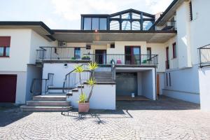 a house with a staircase and a courtyard at ABC Holiday in Salò