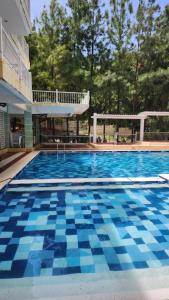 uma grande piscina com azulejos azuis em NORTHPOINT CONDO Free Airport Pick Up for 3 nights stay or more em Davao