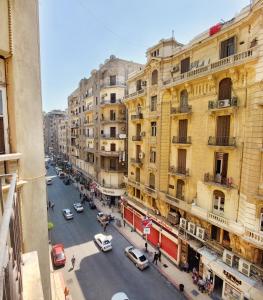 vistas a una calle de la ciudad con coches y edificios en Travelers House, en El Cairo