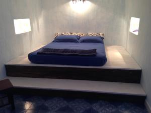 un letto in una camera con un grande materasso di Pantelleria 4 passi dal mare a Pantelleria