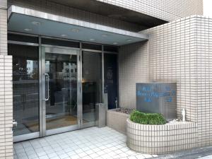 einen Eingang zu einem Gebäude mit einer Glastür in der Unterkunft Hotel Business Villa Omori - Vacation STAY 08185v in Tokio