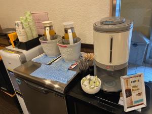 encimera de cocina con cafetera e ingredientes en Hotel Business Villa Omori - Vacation STAY 08185v, en Tokio