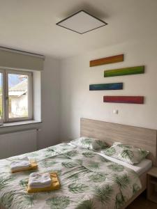 1 dormitorio con 1 cama con pinturas coloridas en la pared en Apartma Mango, en Bled
