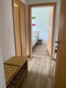 Habitación con 2 camas y pasillo con dormitorio. en Apartma Mango, en Bled