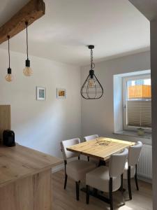 - une salle à manger avec une table et des chaises en bois dans l'établissement Apartma Mango, à Bled