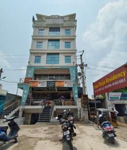 grupa motocykli zaparkowanych przed budynkiem w obiekcie Sree Theja Residency w mieście Anantapur