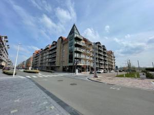 eine leere Straße mit einem Gebäude am Straßenrand in der Unterkunft Groot terras I luxe verblijf I tot 4 personen I 50m van de dijk I Nieuwpoort-Bad in Nieuwpoort