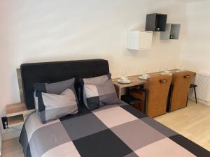 sypialnia z czarno-białym łóżkiem i biurkiem w obiekcie Groot terras I luxe verblijf I tot 4 personen I 50m van de dijk I Nieuwpoort-Bad w mieście Nieuwpoort