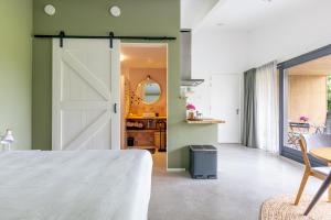 a bedroom with a sliding barn door and a table at De Duinlopers - Studio appt Bries - Duinen, strand en nabij cultuur steden in Castricum