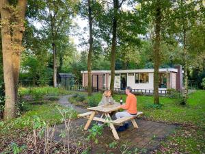 Zahrada ubytování Veel eigen en omheinde grond in dit luxe huisje!