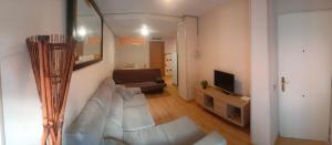 Televízia a/alebo spoločenská miestnosť v ubytovaní Beachfront Calahonda apartment
