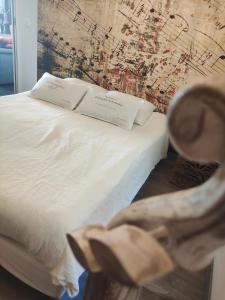 A Casa Vadiiolina - Villa Radriimas d'exception في Sollacaro: غرفة نوم بسرير مع جدار