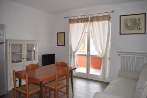 salon ze stołem i kanapą w obiekcie Bardolino Lake Apartments w mieście Bardolino