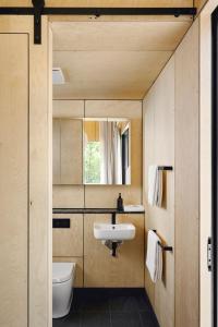 uma casa de banho com um lavatório e um WC em Southcamp em Dunsborough