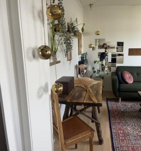 uma sala de estar com uma mesa de madeira e um sofá em Lake view em Aarhus