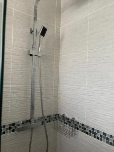 La salle de bains est pourvue d'une douche avec un pommeau de douche. dans l'établissement gite La briquette 6 personnes proche RER D, à Combs-la-Ville