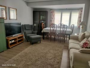 A television and/or entertainment centre at Piso céntrico ideal