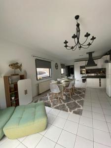 ein Wohnzimmer mit einem Sofa und einem Tisch in der Unterkunft La Maison de Mel in Bois le Duc