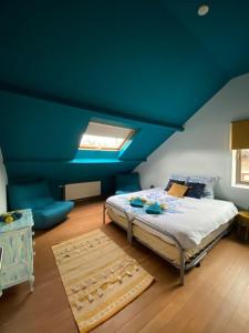 a bedroom with a bed with a blue ceiling at La Maison de Mel in Bois le Duc