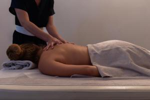 - un massage pour une femme sur un lit dans l'établissement Ariadne Beach - Adults Only, à Agios Nikolaos