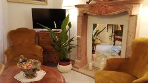 a living room with a mirror and a table at Originari del Garda in Garda