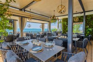 A restaurant or other place to eat at Onyx Beach Residence - Free Parking & Beach Access