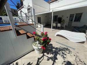 a house with a potted plant on a patio at Villa Spring Apartments in Meta