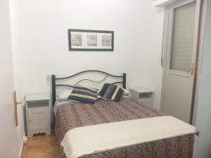 1 dormitorio con 1 cama con 2 almohadas en Apartamento en Castro Urdiales centrico comodo y bien ubicado, en Castro Urdiales