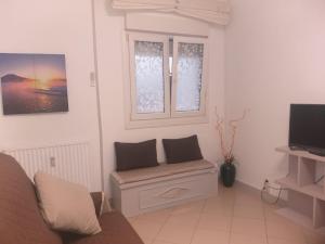 sala de estar con sofá y 2 ventanas en Apartamento en Castro Urdiales centrico comodo y bien ubicado, en Castro Urdiales