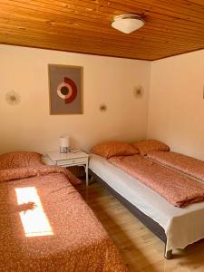 A bed or beds in a room at 5 minute walk to Lego house - private studio apartment with Garden