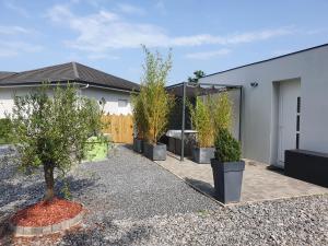 a row of trees in pots in front of a house at Tropical in Mios