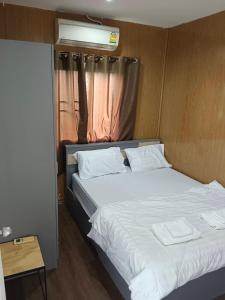 מיטה או מיטות בחדר ב-Baan Airport