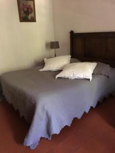 ピオランにあるLa Mandarineのベッドルーム(白い枕の大型ベッド1台付)