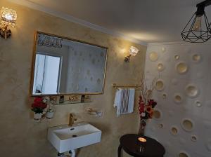 スンバタ・デ・ススにあるCasa Ardeleanaのバスルーム(洗面台、鏡付)