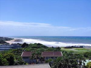 vista su una spiaggia con una casa e l'oceano di Breathtaking View of the Blues a Margate