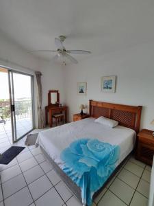 Un dormitorio con una cama con una flor azul. en Breathtaking View of the Blues en Margate
